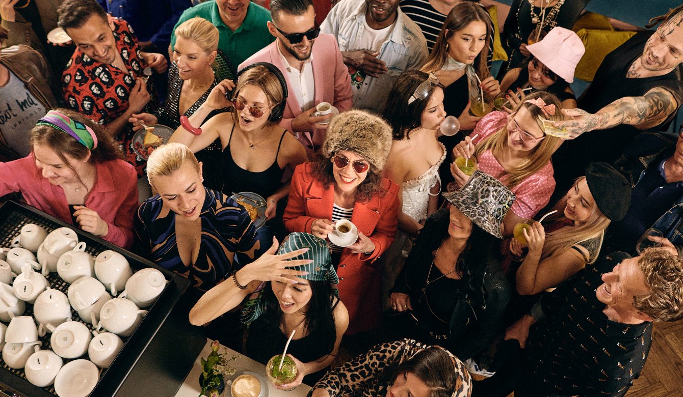 Menschenmenge im Lokal