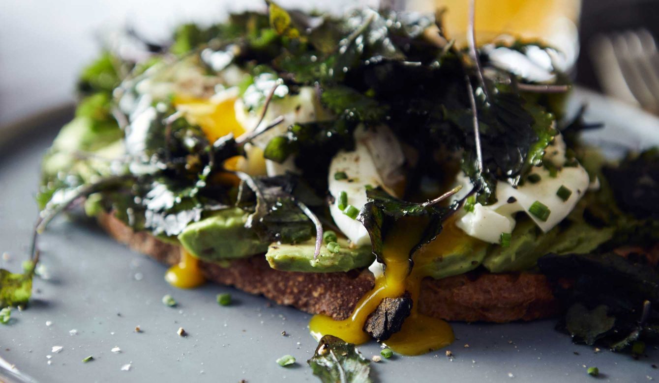 Frühstück: Ei auf Sauerteigbrot