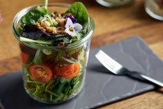 B4 — Caesar Salad Bowl mit bunten Kirschtomaten, Parmesansplittern, Knoblauchcroutons und Parmesandressing