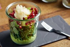 B3 — Detox Bowl mit smashed Avocado, Babyspinat, Romana, Granatapfel, Chipotle „grüner Apfel“, eingelegtem Ingwer und Kokosdressing