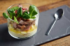 G8 — Backschinken mit Kartoffelcreme und Feldsalat