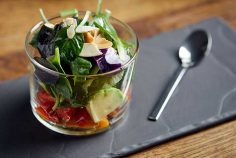 G6 — Buddha mit gebackener Süßkartoffel, Avocado, geschmorter Paprika, gerösteten Mandeln und Zitronendressing