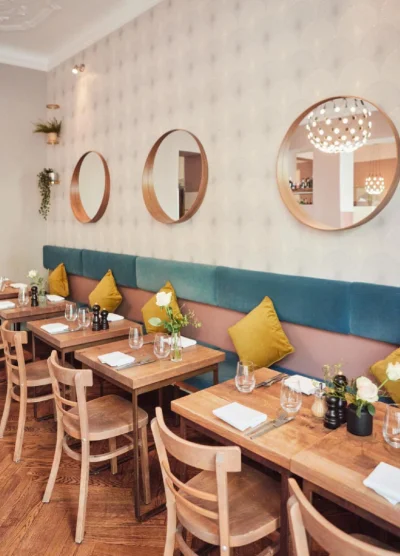 Tische mit Sitzbänken an der Wand