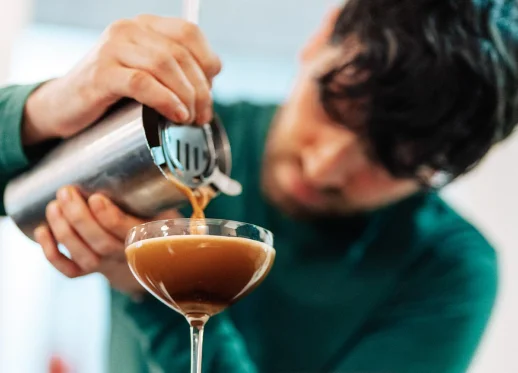 Mann giesst Espresso Martini ein