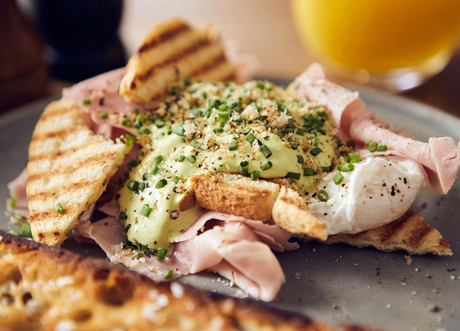 Frühstück: Ei auf Sauerteigbrot